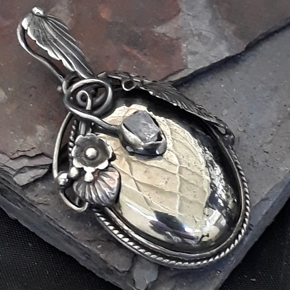 Native American Style Healer's Gold Pendant - Picture 2 of 4